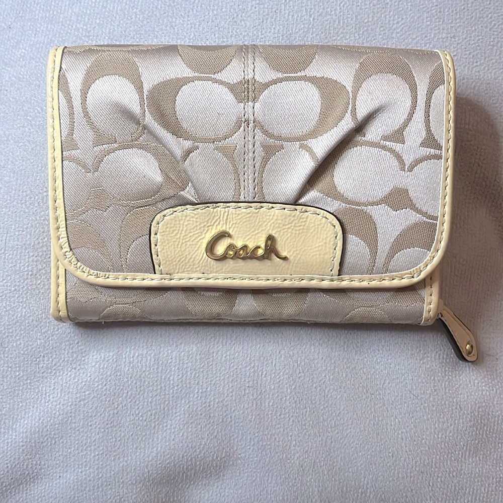 Coach Ashley Signature Canvas Pleated w/Ivory Patent Leather Trim Wallet